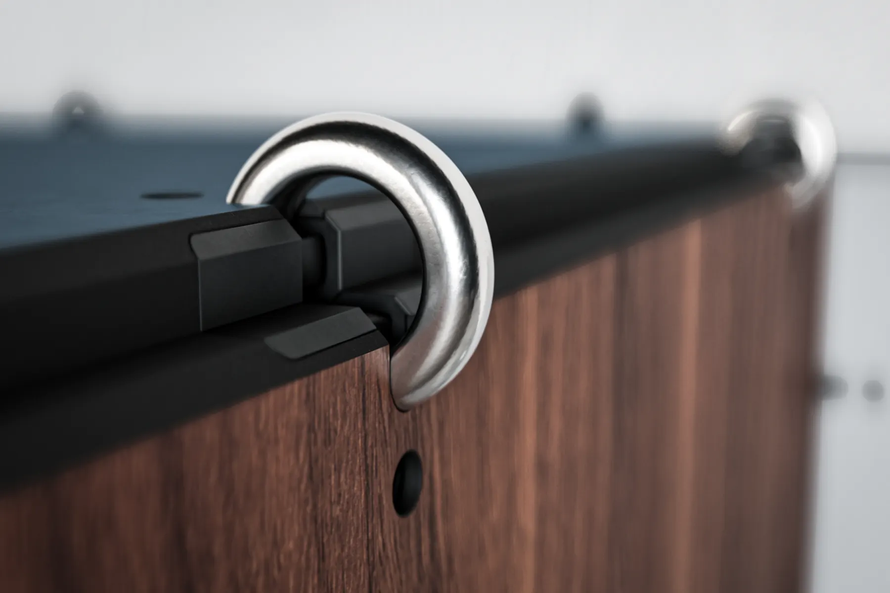 Detail des Anillo Ringverbinders aus Edelstahl an einer Nussbaumfront
