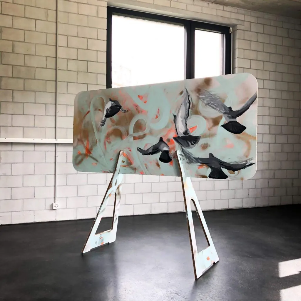 Bedruckte RecycleWall mit Kunstmotiv in einem Loft